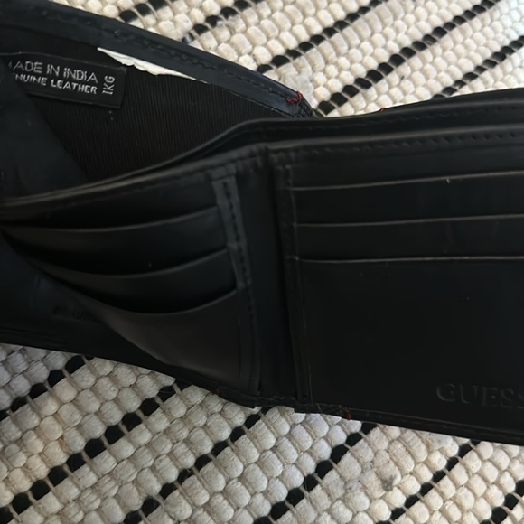 Guess Wallet - Picture 10 of 13